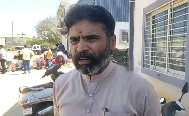 అధికారులపై ఎంపీ ఆగ్రహం.. గాడిదలు కాస్తున్నారా అంటూ.. అధికారులపై ఎంపీ ఆగ్రహం.. గాడిదలు కాస్తున్నారా అంటూ..