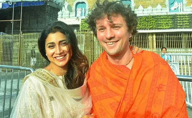 శ్రీవారి సేవలో శ్రియా శరన్ దంపతులు.. శ్రీవారి సేవలో శ్రియా శరన్ దంపతులు..