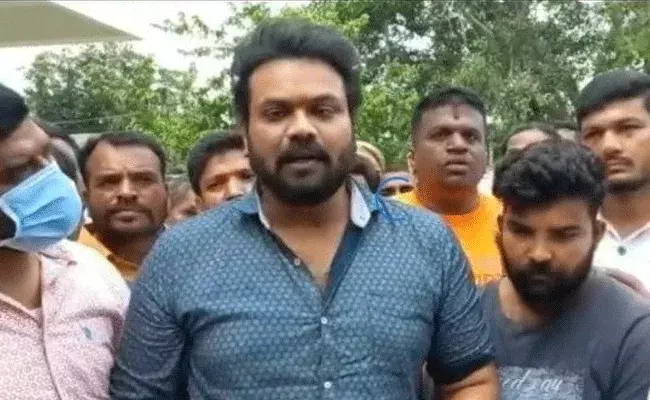 చిన్నారి కుటుంబానికి అండగా ఉంటా: మంచు మనోజ్ చిన్నారి కుటుంబానికి అండగా ఉంటా: మంచు మనోజ్