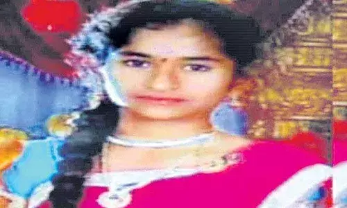 ప్రేమ వేధింపులు : యువతి ఆత్మహత్య ప్రేమ వేధింపులు : యువతి ఆత్మహత్య