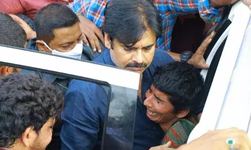 సైదాబాద్ అత్యాచారం ఘటన:  : చిన్నారి కుటుంబాన్ని పరామర్శించిన పవన్ కల్యాణ్..! సైదాబాద్ అత్యాచారం ఘటన:  : చిన్నారి కుటుంబాన్ని పరామర్శించిన పవన్ కల్యాణ్..!