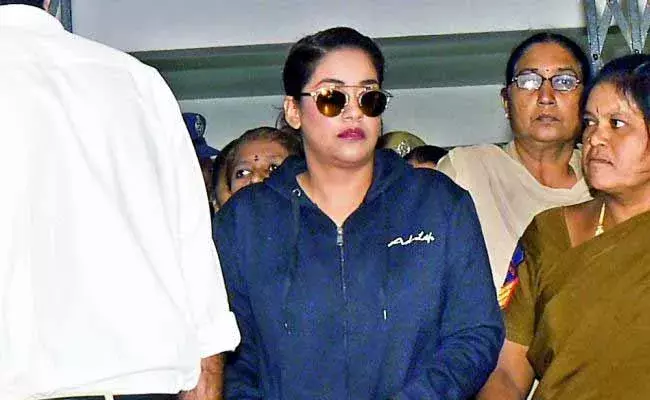 టాలీవుడ్  డ్రగ్స్ కేసు..  ఆరు గంటలకు పైగా విచారించిన ఈడీ..! టాలీవుడ్  డ్రగ్స్ కేసు..  ఆరు గంటలకు పైగా విచారించిన ఈడీ..!