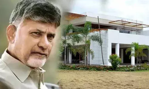 ఉండవల్లిలో చంద్రబాబు నివాసంపై వైసీపీ కార్యకర్తల దాడితో తీవ్ర ఉద్రిక్తత ఉండవల్లిలో చంద్రబాబు నివాసంపై వైసీపీ కార్యకర్తల దాడితో తీవ్ర ఉద్రిక్తత