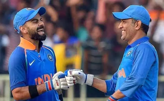 Virat Kohli vs Dhoni : అ ఒక్కటే తప్ప.. ధోనితో పోలిస్తే కోహ్లీనే బెటర్..! Virat Kohli vs Dhoni : అ ఒక్కటే తప్ప.. ధోనితో పోలిస్తే కోహ్లీనే బెటర్..!