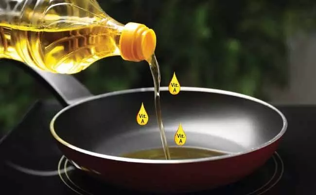 Oil Prices : తగ్గుముఖం పట్టిన వంటనూనెల ధరలు.. హోల్సేల్ మార్కెట్లో ధరలు ఇలా..! Oil Prices : తగ్గుముఖం పట్టిన వంటనూనెల ధరలు.. హోల్సేల్ మార్కెట్లో ధరలు ఇలా..!