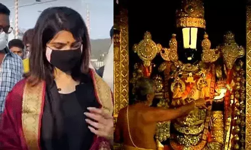 Samantha: తిరుమల శ్రీవారిని దర్శించుకున్న సమంత.. విలేఖరి అడిగిన ప్రశ్నతో.. Samantha: తిరుమల శ్రీవారిని దర్శించుకున్న సమంత.. విలేఖరి అడిగిన ప్రశ్నతో..