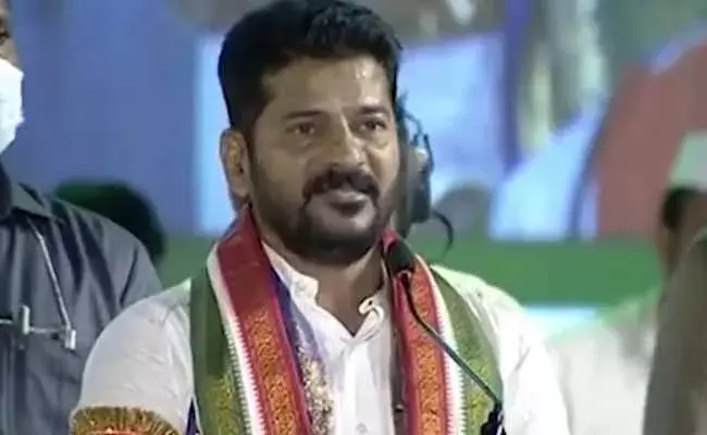 దళితులకు గతంలో కాంగ్రెస్ ఇచ్చిన భూములను కేసీఆర్ గుంజుకున్నారు : రేవంత్ దళితులకు గతంలో కాంగ్రెస్ ఇచ్చిన భూములను కేసీఆర్ గుంజుకున్నారు : రేవంత్