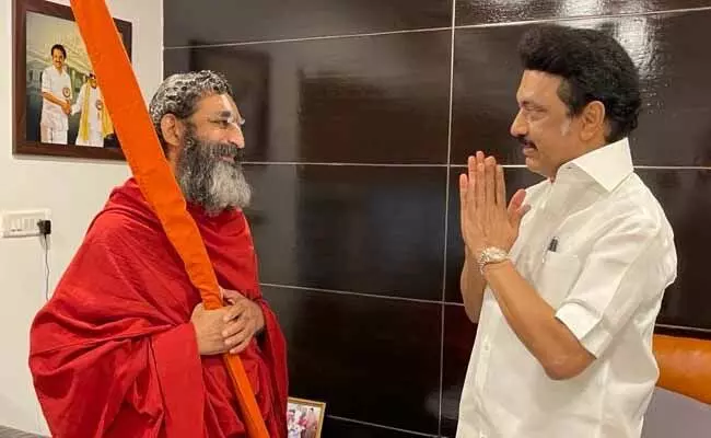 తమిళనాడు సీఎం స్టాలిన్ను కలిసిన త్రిదండి చినజీయర్ స్వామి..! తమిళనాడు సీఎం స్టాలిన్ను కలిసిన త్రిదండి చినజీయర్ స్వామి..!
