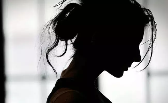 ఒక్క ముద్దిస్తే రూ.25 వేలిస్తా.. ఆర్‌ఎంపీ వైద్యురాలిపై..