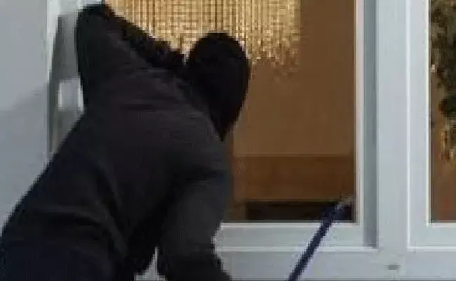 భారీ చోరీ: కిలోబంగారం, రూ.15 లక్షలతో నేపాలీ దంపతులు జంప్..