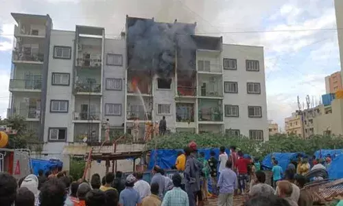 కర్నాటకలో ఘోర అగ్ని ప్రమాదం .. మంటల్లో చిక్కుకుని మహిళ సజీవ దహనం..!