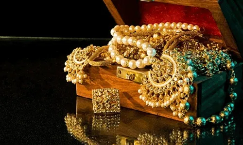 Gold Rate: ఈ రోజు బంగారం ధరలు: పసిడి పైకి.. వెండి కిందికి