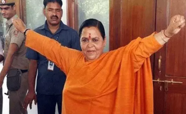 అధికారులు మా చెప్పులు మోయడానికే పనికొస్తారు: ఉమాభారతి షాకింగ్ కామెంట్స్