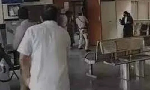 ఢిల్లీలో కోర్టులోనే గ్యాంగ్వార్.. నలుగురు మృతి..! ఢిల్లీలో కోర్టులోనే గ్యాంగ్వార్.. నలుగురు మృతి..!