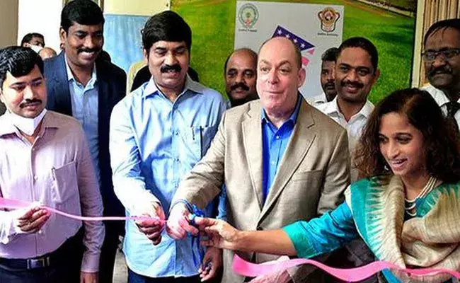 వైజాగ్‌లో అమెరికన్ కార్నర్‌తో ఎంత ఉపయోగం అంటే...