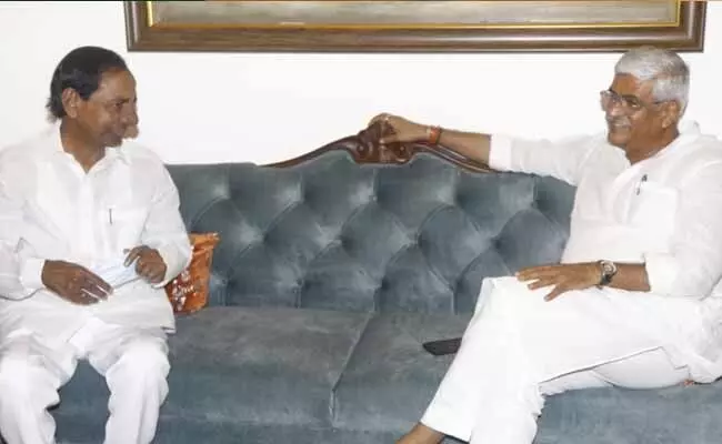 KCR : కేంద్ర జల్శక్తి మంత్రి గజేంద్రసింగ్ షెకావత్తో సీఎం కేసీఆర్ భేటీ..! KCR : కేంద్ర జల్శక్తి మంత్రి గజేంద్రసింగ్ షెకావత్తో సీఎం కేసీఆర్ భేటీ..!