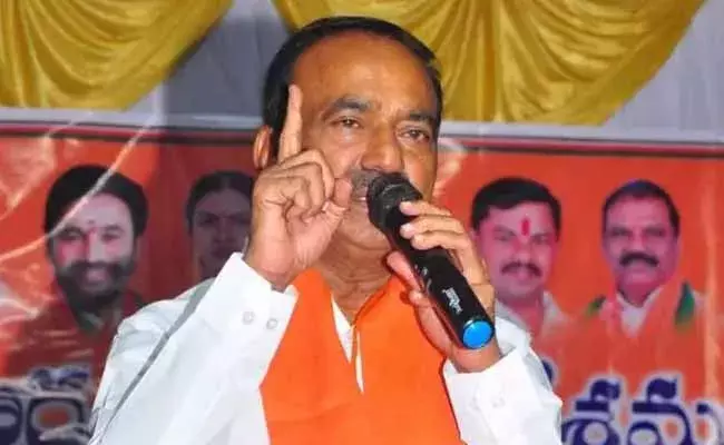 దళిత బంధు డబ్బులు రావాలంటే టీఆర్ఎస్ జెండాలు పట్టుకోవాలా : ఈటల దళిత బంధు డబ్బులు రావాలంటే టీఆర్ఎస్ జెండాలు పట్టుకోవాలా : ఈటల