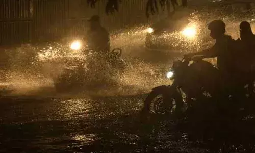 HYD Rains : హైదరాబాద్లో హై అలర్ట్ : పట్టపగలే చీకట్లు.. లైట్లు వేస్తే కానీ కనిపించని రోడ్లు..! HYD Rains : హైదరాబాద్లో హై అలర్ట్ : పట్టపగలే చీకట్లు.. లైట్లు వేస్తే కానీ కనిపించని రోడ్లు..!