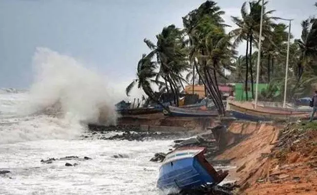 Gulab Cyclone News: గులాబ్ తుఫాన్తో ఏపీకి ఎంత ఎఫెక్టో.. Gulab Cyclone News: గులాబ్ తుఫాన్తో ఏపీకి ఎంత ఎఫెక్టో..