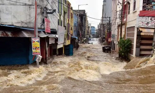 Heavy Rains: తెలంగాణలో 14 జిల్లాల్లో రెడ్ అలర్ట్.. Heavy Rains: తెలంగాణలో 14 జిల్లాల్లో రెడ్ అలర్ట్..
