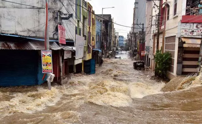 Heavy Rains: తెలంగాణలో 14 జిల్లాల్లో రెడ్ అలర్ట్.. Heavy Rains: తెలంగాణలో 14 జిల్లాల్లో రెడ్ అలర్ట్..