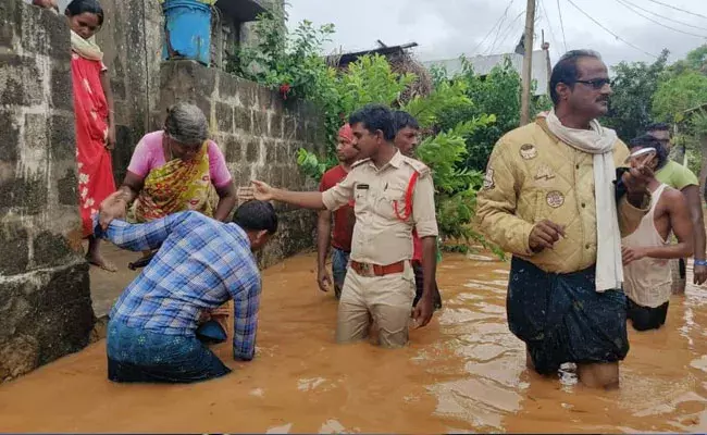 Gulab Cyclone: గులాబ్ తుఫాన్తో స్తంభించిన జన జీవనం.. Gulab Cyclone: గులాబ్ తుఫాన్తో స్తంభించిన జన జీవనం..