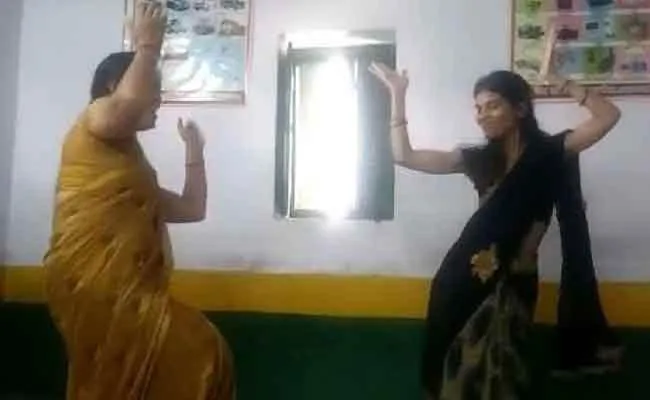 Agra: క్లాస్రూమ్లో కుప్పిగంతులు.. టీచర్లపై సస్పెన్షన్ వేటు.. Agra: క్లాస్రూమ్లో కుప్పిగంతులు.. టీచర్లపై సస్పెన్షన్ వేటు..