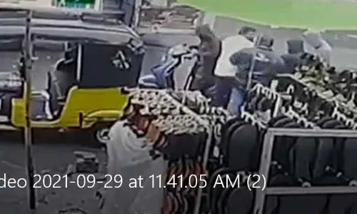 HYD Kidnap : ప్రియుడిపై మోజుతో భర్తను కిడ్నాప్ చేయించిన భార్య..! HYD Kidnap : ప్రియుడిపై మోజుతో భర్తను కిడ్నాప్ చేయించిన భార్య..!