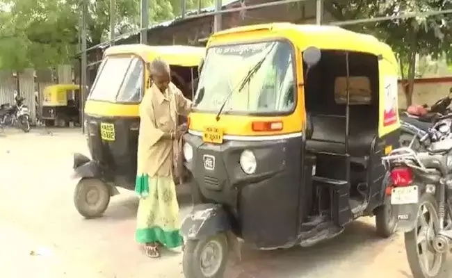 Karnataka: 50 ఏళ్లు పైబడినా.. 28 ఏళ్లుగా ఆటో నడుపుతూ.. Karnataka: 50 ఏళ్లు పైబడినా.. 28 ఏళ్లుగా ఆటో నడుపుతూ..