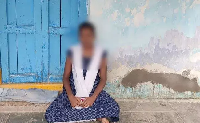 Girl Protest At Vemulawada: మోసం చేసిన బావ.. ఇంటి ముందు మరదలి నిరసన Girl Protest At Vemulawada: మోసం చేసిన బావ.. ఇంటి ముందు మరదలి నిరసన