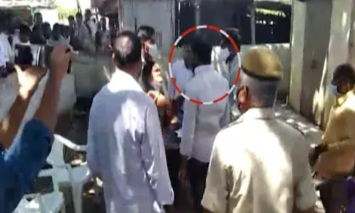 Nirmal: సర్పంచ్ ను చెప్పుతో కొట్టిన ఉప సర్పంచ్ శారద..