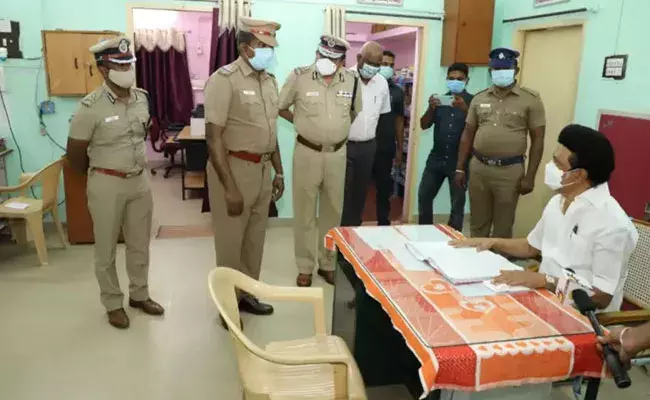 MK Stalin: అర్ధరాత్రి పోలీస్ స్టేషన్‌కి సీఎం.. ఎస్సై సీట్లో కూర్చొని!