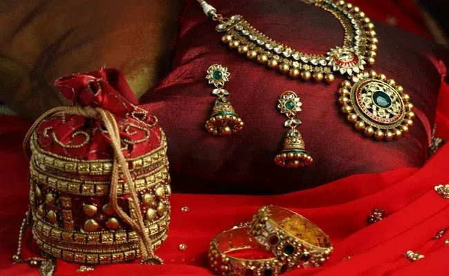 Gold Rate: పసిడి ధరలు పైకి.. నిన్నటి కంటే ఈ రోజు.. Gold Rate: పసిడి ధరలు పైకి.. నిన్నటి కంటే ఈ రోజు..