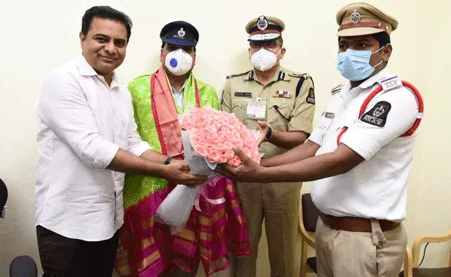 తన వాహనానికి చలాన్‌ వేసిన ట్రాఫిక్‌ సిబ్బందిని అభినందించిన మంత్రి కేటీఆర్‌