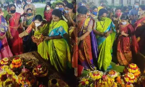 Raj Bhavan Bathukamma 2021 : హైదరాబాద్ రాజ్భవన్లో ఘనంగా బతుకమ్మ వేడుకలు...! Raj Bhavan Bathukamma 2021 : హైదరాబాద్ రాజ్భవన్లో ఘనంగా బతుకమ్మ వేడుకలు...!