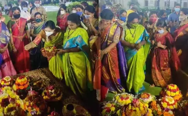 Raj Bhavan Bathukamma 2021 : హైదరాబాద్ రాజ్భవన్లో ఘనంగా బతుకమ్మ వేడుకలు...! Raj Bhavan Bathukamma 2021 : హైదరాబాద్ రాజ్భవన్లో ఘనంగా బతుకమ్మ వేడుకలు...!