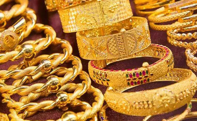 Gold and Silver Rates Today: మళ్లీ తగ్గుముఖం పడుతున్న బంగారం ధరలు.. Gold and Silver Rates Today: మళ్లీ తగ్గుముఖం పడుతున్న బంగారం ధరలు..