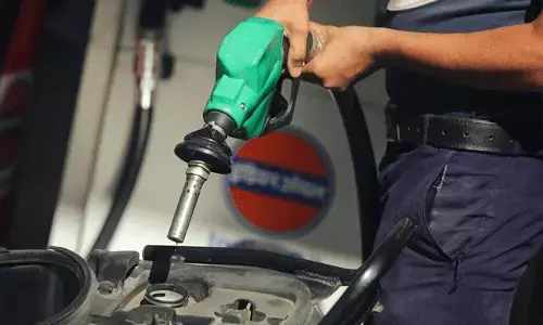 Petrol, diesel price hike: తగ్గేదేలే.. వరుసగా నాలుగో రోజు పెరిగిన పెట్రోల్, డీజిల్ రేట్లు..