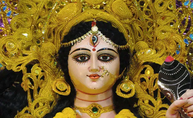 Dasara Navaratri 2021: నవరాత్రుల్లో మూడో రోజు.. గాయత్రి మాత రూపంలో అమ్మవారు Dasara Navaratri 2021: నవరాత్రుల్లో మూడో రోజు.. గాయత్రి మాత రూపంలో అమ్మవారు