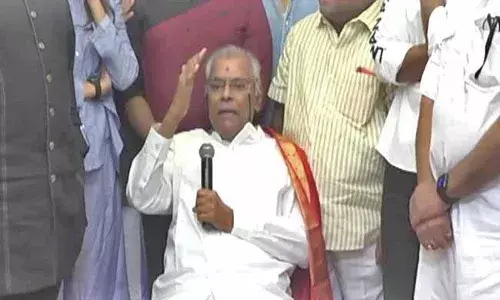 Kota On Maa Elections :ప్రకాష్రాజ్కు క్రమశిక్షణ లేదు.. విష్ణుకే ఓటేయండి..! Kota On Maa Elections :ప్రకాష్రాజ్కు క్రమశిక్షణ లేదు.. విష్ణుకే ఓటేయండి..!