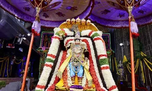 Brahmotsavam: చినశేష వాహనంపై దర్శనమిచ్చిన శ్రీనివాసుడు..! Brahmotsavam: చినశేష వాహనంపై దర్శనమిచ్చిన శ్రీనివాసుడు..!