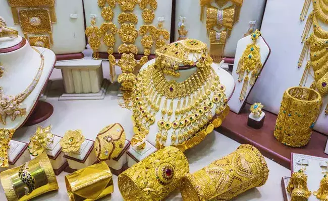 Gold and Silver Rates Today: వెండి ధరల్లో మార్పు లేదు.. మరి బంగారం ధరలు..? Gold and Silver Rates Today: వెండి ధరల్లో మార్పు లేదు.. మరి బంగారం ధరలు..?