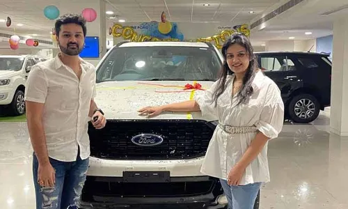Anchor Sreemukhi Car : తమ్ముడికి ప్రేమతో .. ఖరీదైన కారు కొన్న రాములమ్మ...! Anchor Sreemukhi Car : తమ్ముడికి ప్రేమతో .. ఖరీదైన కారు కొన్న రాములమ్మ...!
