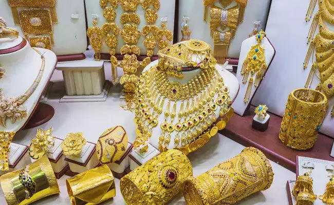 Gold and Silver Rates Today: వెండి ధరల్లో మార్పు లేదు.. మరి బంగారం ధరలు..? Gold and Silver Rates Today: వెండి ధరల్లో మార్పు లేదు.. మరి బంగారం ధరలు..?