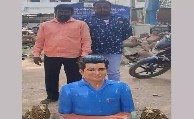 sonu sood : అభిమానం ఇలా... కూలీ పనులు చేసిన డబ్బులతో సోనూసూద్ విగ్రహం..! sonu sood : అభిమానం ఇలా... కూలీ పనులు చేసిన డబ్బులతో సోనూసూద్ విగ్రహం..!