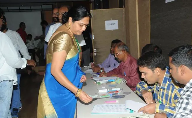 Maa Elections 2021 : మా ఎన్నికల్లో రికార్డ్ స్థాయిలో పోలింగ్కు వాళ్లే కారణమా? Maa Elections 2021 : మా ఎన్నికల్లో రికార్డ్ స్థాయిలో పోలింగ్కు వాళ్లే కారణమా?