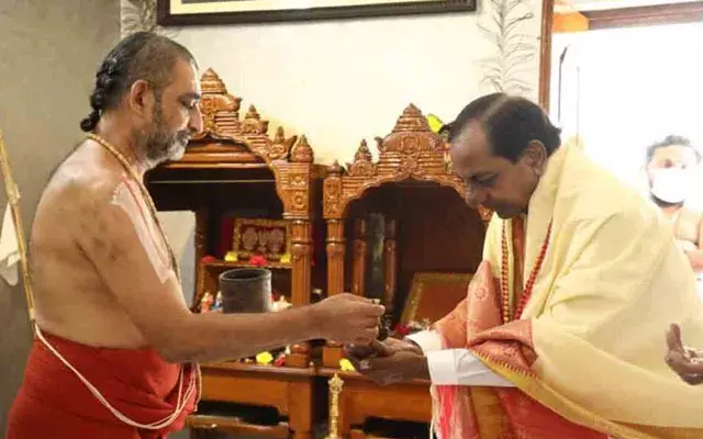 KCR: చినజీయర్ ఆశ్రమానికి ముఖ్యమంత్రి కేసీఆర్.. KCR: చినజీయర్ ఆశ్రమానికి ముఖ్యమంత్రి కేసీఆర్..