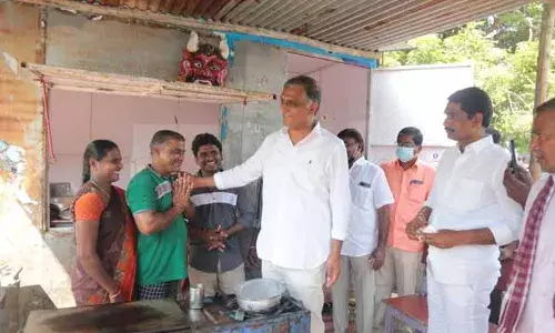Harish Rao : ప్రచారానికి వెళ్తూ రోడ్డు పక్కన హోటల్లో దోశ తిన్న   మంత్రి  హరీష్ రావు...! Harish Rao : ప్రచారానికి వెళ్తూ రోడ్డు పక్కన హోటల్లో దోశ తిన్న   మంత్రి  హరీష్ రావు...!