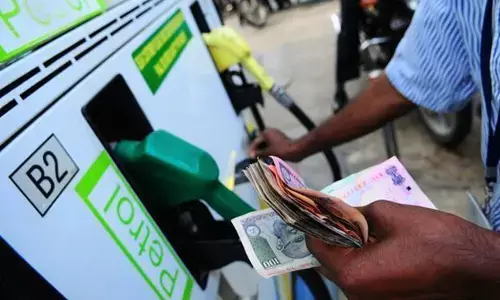 Petrol Diesel Rates: పెట్రోల్, డీజిల్ రేట్ల బాదుడు.. హైదరాబాద్‌లో ఎంతంటే..