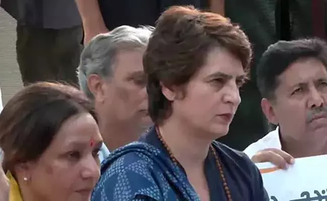 Priyanka Gandhi Deeksha : లక్నోలో కాంగ్రెస్ నేత ప్రియాంక గాంధీ మౌన దీక్ష..! Priyanka Gandhi Deeksha : లక్నోలో కాంగ్రెస్ నేత ప్రియాంక గాంధీ మౌన దీక్ష..!